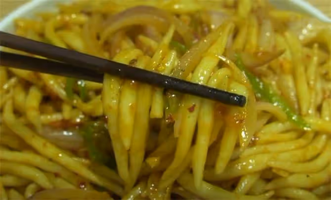 山藥這吃法頭一回見,5分鐘搓一盤,爽滑又勁道,飯和菜都有了