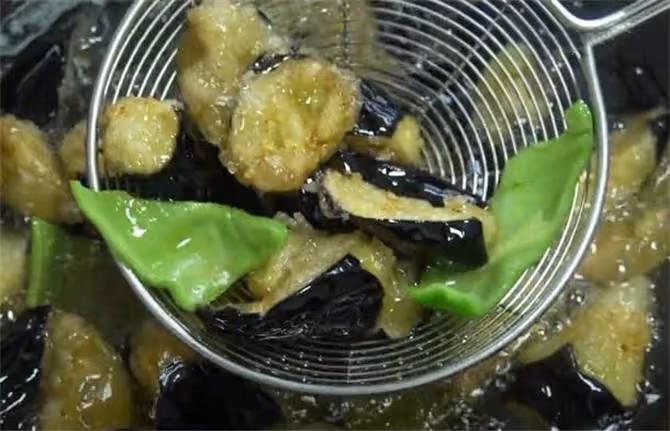 正宗的地三鮮原來是這麼做的,入口濃香,好吃又下飯,比吃肉還香