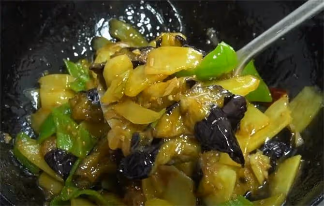 正宗的地三鮮原來是這麼做的,入口濃香,好吃又下飯,比吃肉還香