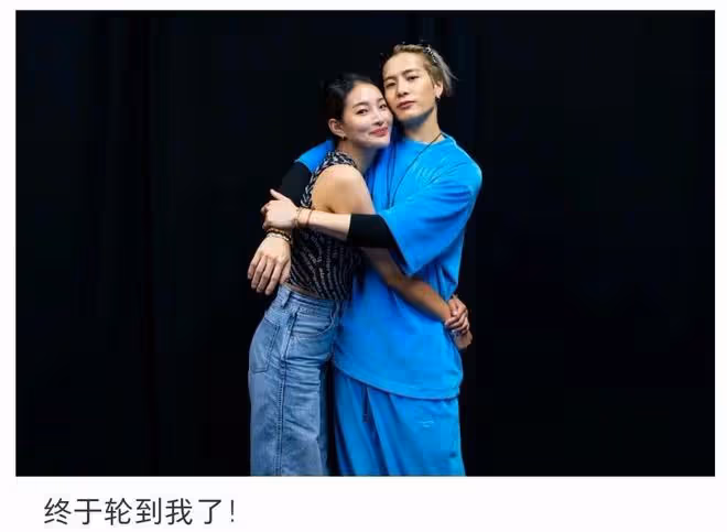 王嘉爾再惹爭議!後背環住女網紅,凌晨4點酒吧和男子舉止親昵!