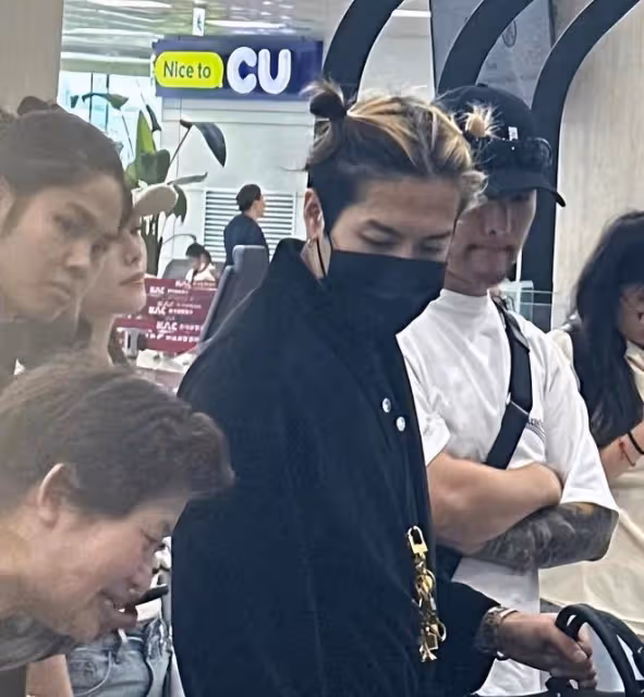 王嘉爾再惹爭議!後背環住女網紅,凌晨4點酒吧和男子舉止親昵!