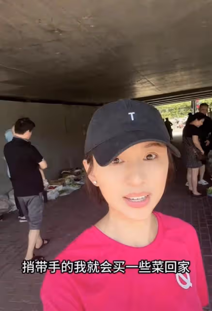 8月21日,歐陽夏丹路邊買菜引熱議!感嘆:女人生來就是受累的嗎