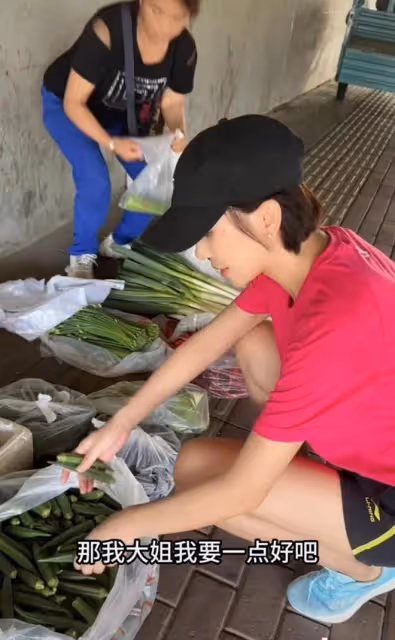 8月21日,歐陽夏丹路邊買菜引熱議!感嘆:女人生來就是受累的嗎