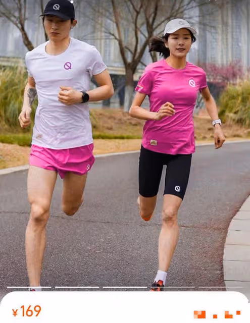 8月21日,歐陽夏丹路邊買菜引熱議!感嘆:女人生來就是受累的嗎