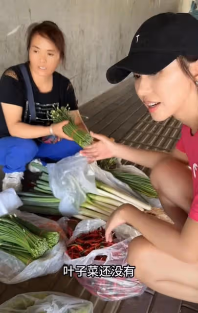8月21日,歐陽夏丹路邊買菜引熱議!感嘆:女人生來就是受累的嗎