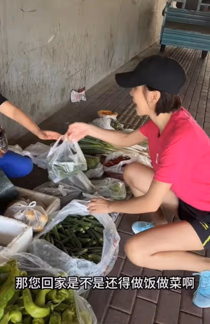 8月21日,歐陽夏丹路邊買菜引熱議!感嘆:女人生來就是受累的嗎