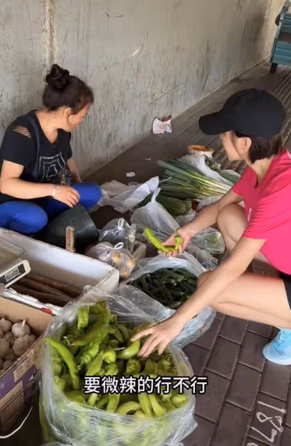8月21日,歐陽夏丹路邊買菜引熱議!感嘆:女人生來就是受累的嗎