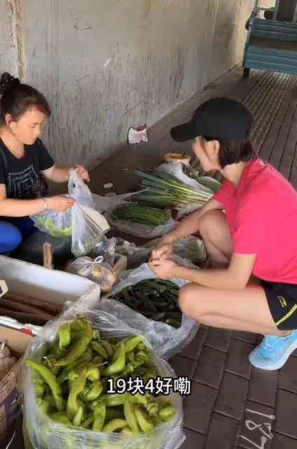 8月21日,歐陽夏丹路邊買菜引熱議!感嘆:女人生來就是受累的嗎