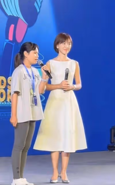 8月21日,歐陽夏丹路邊買菜引熱議!感嘆:女人生來就是受累的嗎