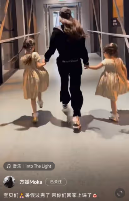方媛與倆女兒開心同框,老母親牽著愛女蹦蹦跳跳,活潑可愛似少女