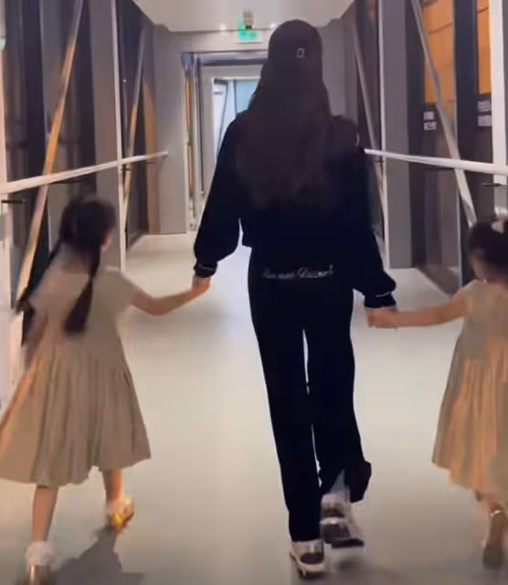 方媛與倆女兒開心同框,老母親牽著愛女蹦蹦跳跳,活潑可愛似少女