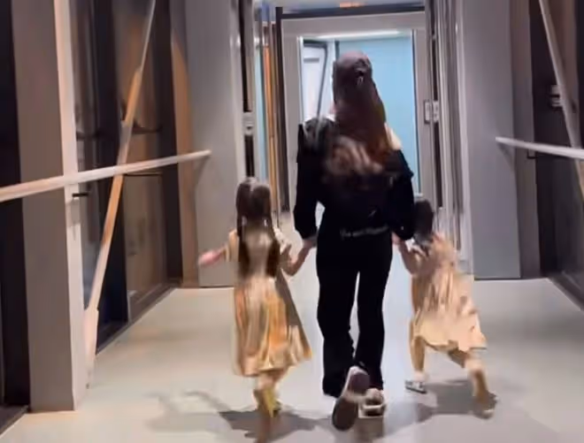 方媛與倆女兒開心同框,老母親牽著愛女蹦蹦跳跳,活潑可愛似少女