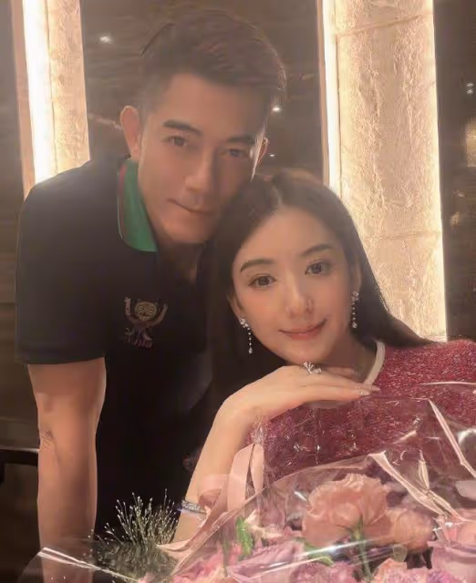 方媛與倆女兒開心同框,老母親牽著愛女蹦蹦跳跳,活潑可愛似少女