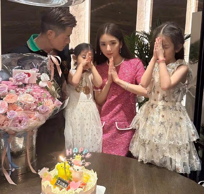 方媛與倆女兒開心同框,老母親牽著愛女蹦蹦跳跳,活潑可愛似少女