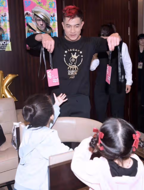 方媛與倆女兒開心同框,老母親牽著愛女蹦蹦跳跳,活潑可愛似少女