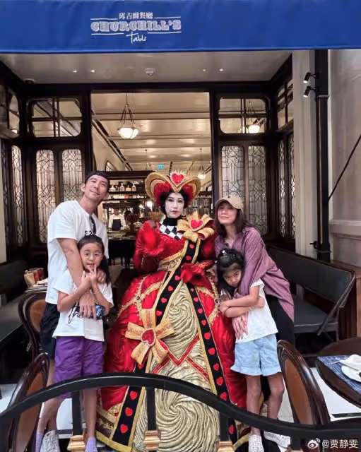賈靜雯曬一家四口出遊,波妞身高優越直追咘咘,姐妹倆越長越漂亮