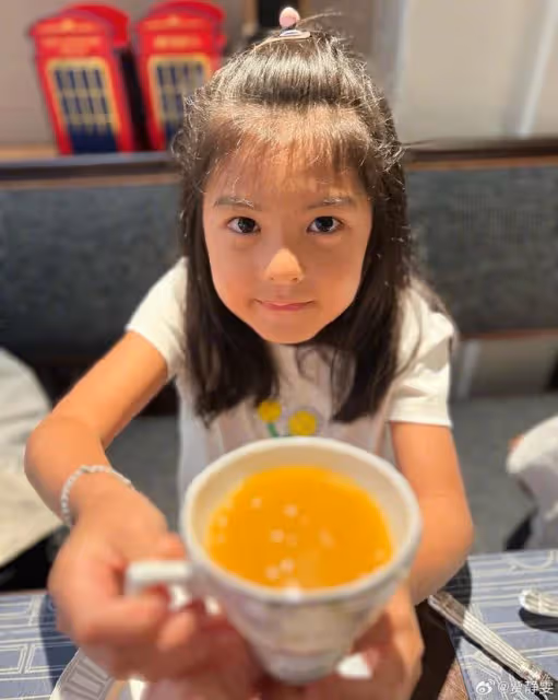賈靜雯曬一家四口出遊,波妞身高優越直追咘咘,姐妹倆越長越漂亮