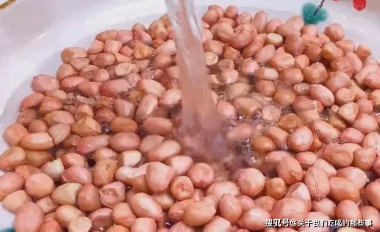 油炸花生米怎麼做才酥脆?5步操作,4點技巧,越嚼越香的下酒菜