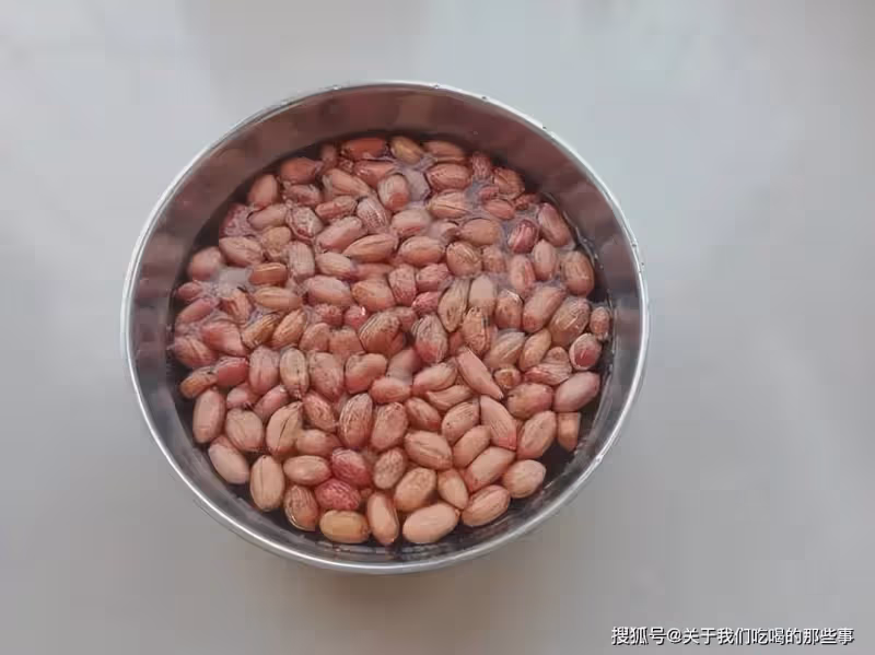 油炸花生米怎麼做才酥脆?5步操作,4點技巧,越嚼越香的下酒菜