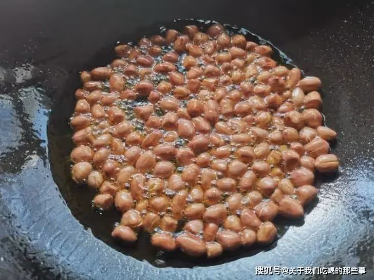 油炸花生米怎麼做才酥脆?5步操作,4點技巧,越嚼越香的下酒菜