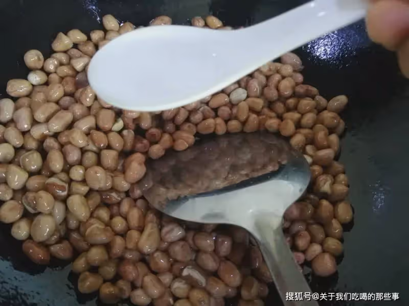 油炸花生米怎麼做才酥脆?5步操作,4點技巧,越嚼越香的下酒菜