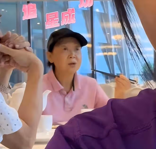 68歲朱咪咪晚年生活很幸福,手握數億資產生活仍舊很節儉