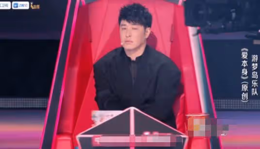 好聲音又出爭議場面,潘瑋柏未拍燈椅子自動轉,表情耐人尋味