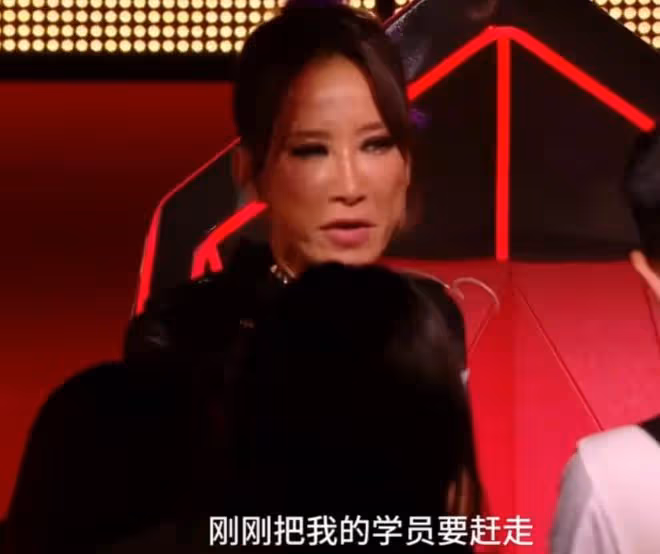好聲音又出爭議場面,潘瑋柏未拍燈椅子自動轉,表情耐人尋味