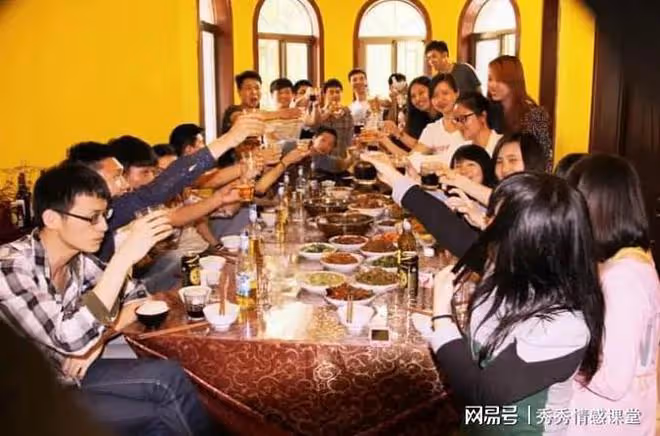 故事：女子喝醉，男閨蜜打電話讓丈夫來接，丈夫：你們誰要誰接走