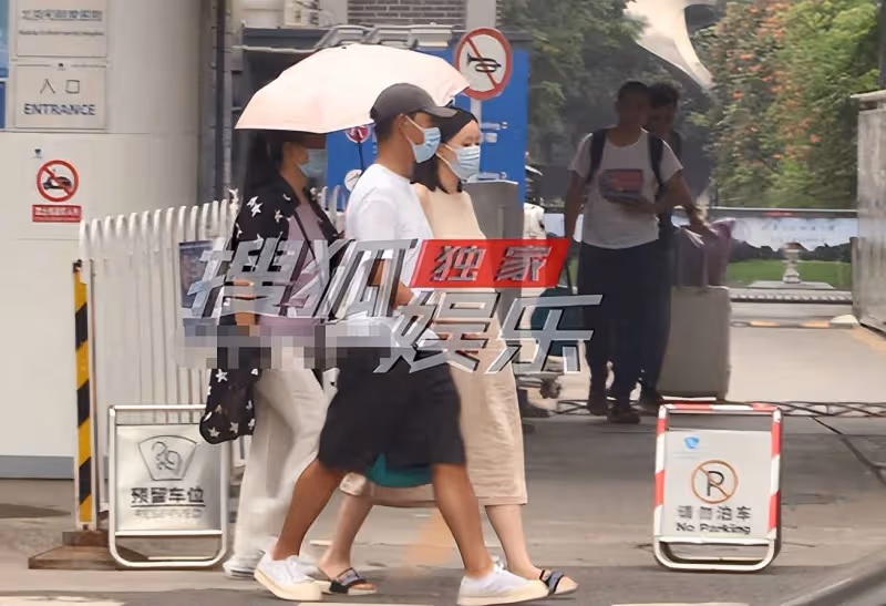 未婚先孕！蒲巴甲陪女友醫院產檢似臨盆在即，准岳母撐傘貼心伺候