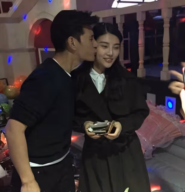 未婚先孕!蒲巴甲陪女友醫院產檢似臨盆在即,准岳母撐傘貼心伺候