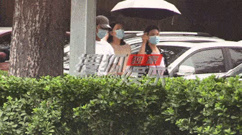 未婚先孕!蒲巴甲陪女友醫院產檢似臨盆在即,准岳母撐傘貼心伺候