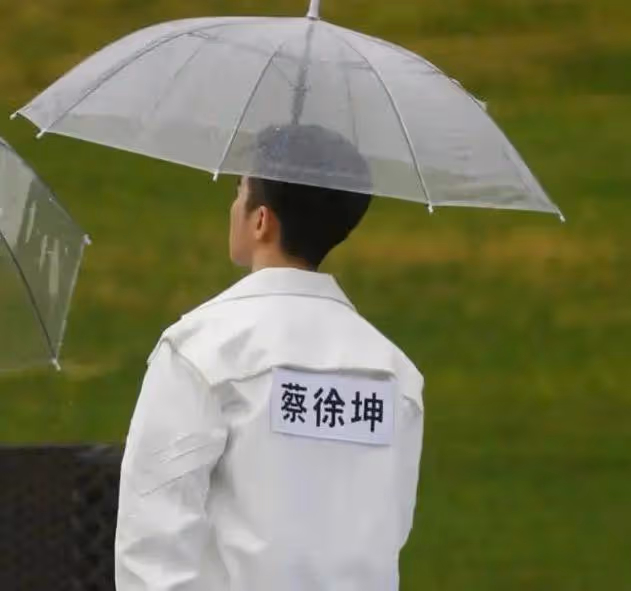 蔡徐坤久違曬近照，售價4100元的帽子被搶空，號召力仍不可小覷