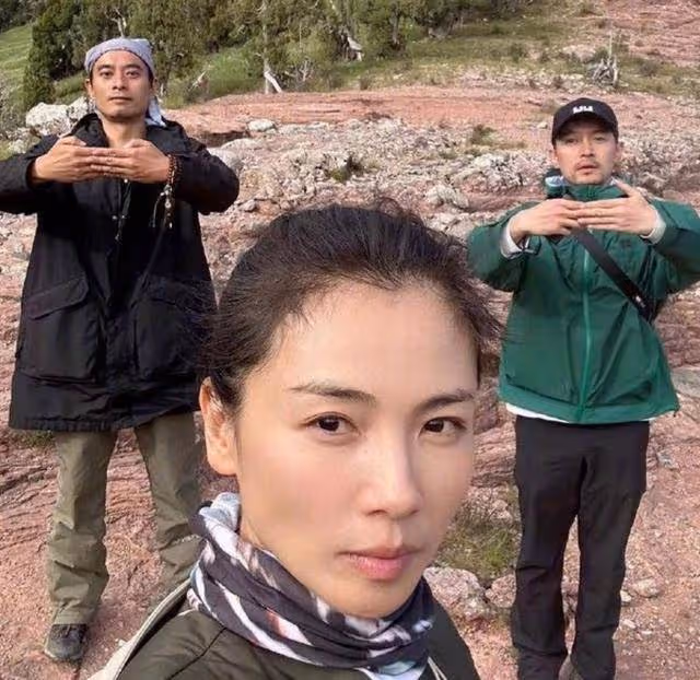 胡歌近照蓄鬍子油膩打綹,發文五年不拍戲引熱議,粉絲飆髒話勸阻