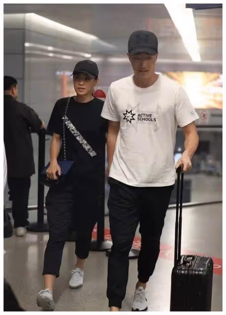 劉翔老婆真不簡單,爛大街也穿出超模感,結婚6年仍牽手羨煞旁人