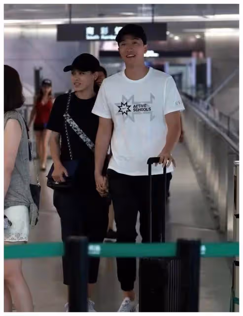 劉翔老婆真不簡單,爛大街也穿出超模感,結婚6年仍牽手羨煞旁人