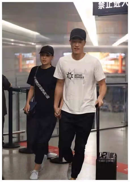 劉翔老婆真不簡單,爛大街也穿出超模感,結婚6年仍牽手羨煞旁人