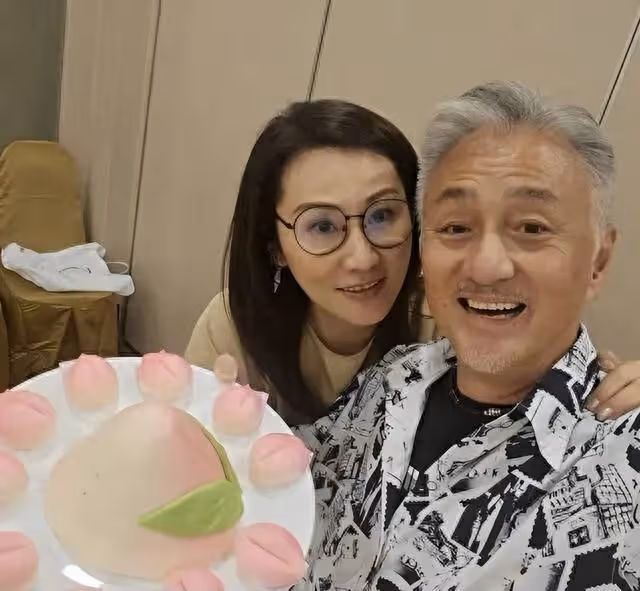 TVB老戲骨喜迎64歲生日!拿督現場送祝福,近年靠反派角色出圈