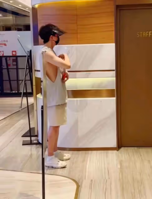 毛不易與好友看電影被偶遇,室內戴遮陽帽,脖子前傾駝背明顯