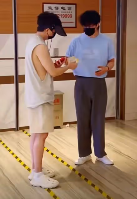 毛不易與好友看電影被偶遇,室內戴遮陽帽,脖子前傾駝背明顯