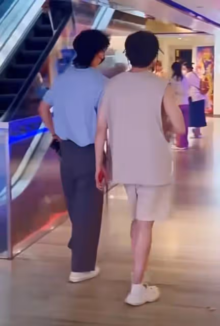 毛不易與好友看電影被偶遇,室內戴遮陽帽,脖子前傾駝背明顯