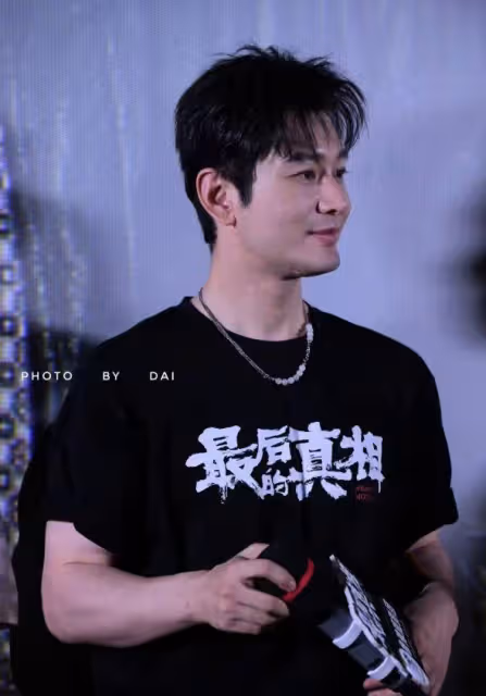 黃曉明新片首映禮稱體重,腳上厚底鞋太搶鏡,卻被質疑只有170
