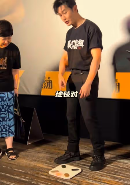黃曉明新片首映禮稱體重,腳上厚底鞋太搶鏡,卻被質疑只有170