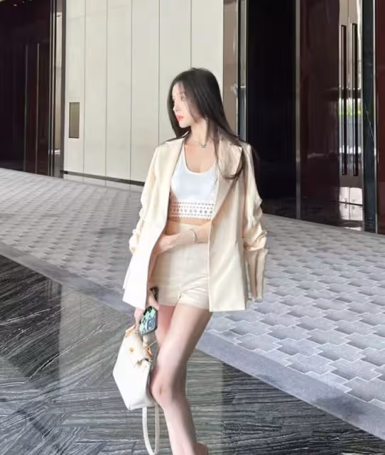 網紅曉雪疑默認與李現戀愛,下場與男方粉絲開懟,承認離婚帶娃