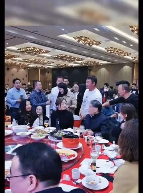 宗馥莉:這是參加的相親宴嗎?與父親吃飯,後面站一排男士等握手