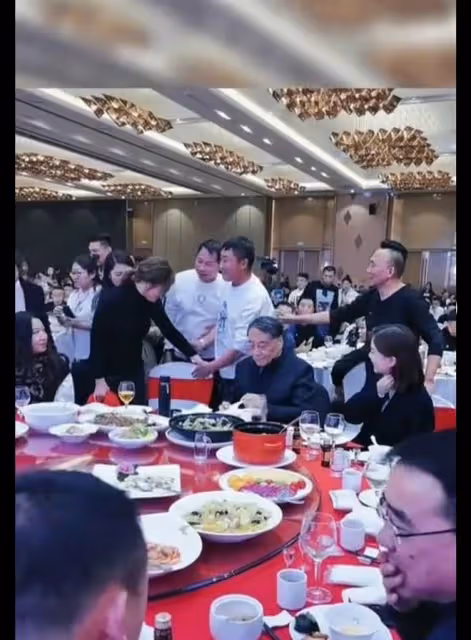 宗馥莉:這是參加的相親宴嗎?與父親吃飯,後面站一排男士等握手