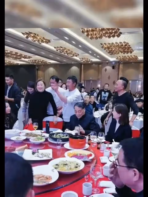 宗馥莉:這是參加的相親宴嗎?與父親吃飯,後面站一排男士等握手