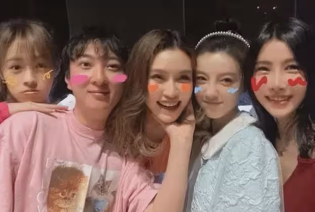 王思聰帶四任女友回家,房中拍照宣示主權,網友自嘲臉盲分不清