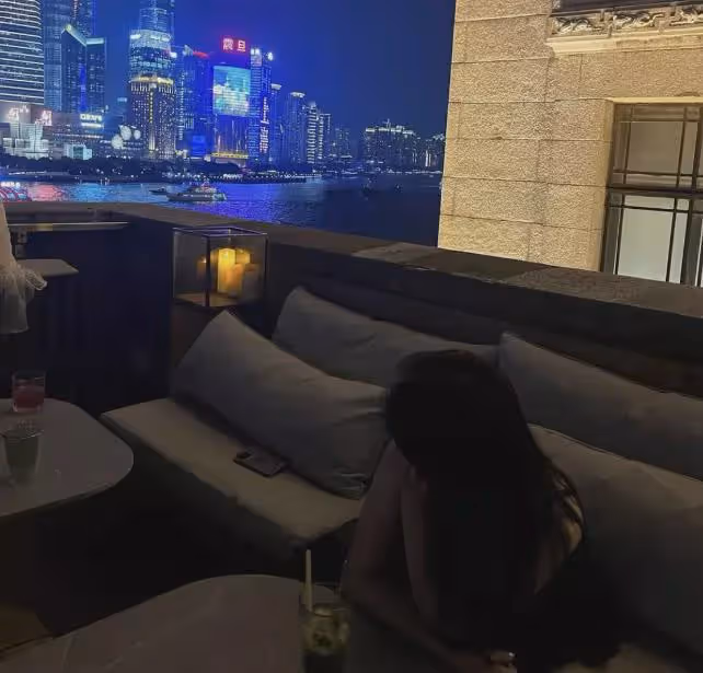 13歲王詩齡疑與男友豪宅度七夕，拍照害羞到抱肩低頭，評論區淪陷