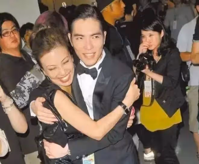 蕭敬騰七夕秀恩愛，與經紀人女友甜蜜依偎，大方回應生子問題
